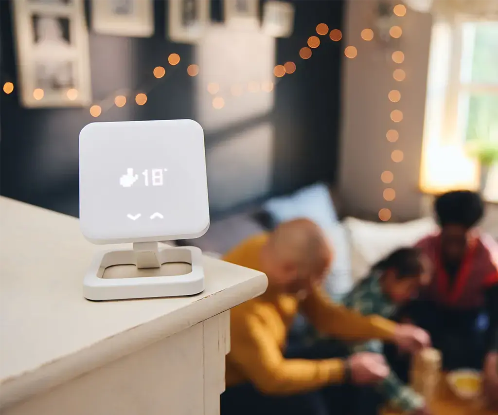 smart device for measuring temperature in family living room 